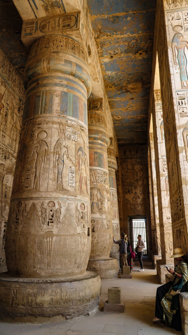 第２中庭の円柱と角柱そして天井には、レリーフが色鮮やかに残っています。<br />ここのレリーフは他に比べて深く彫られているように思います。