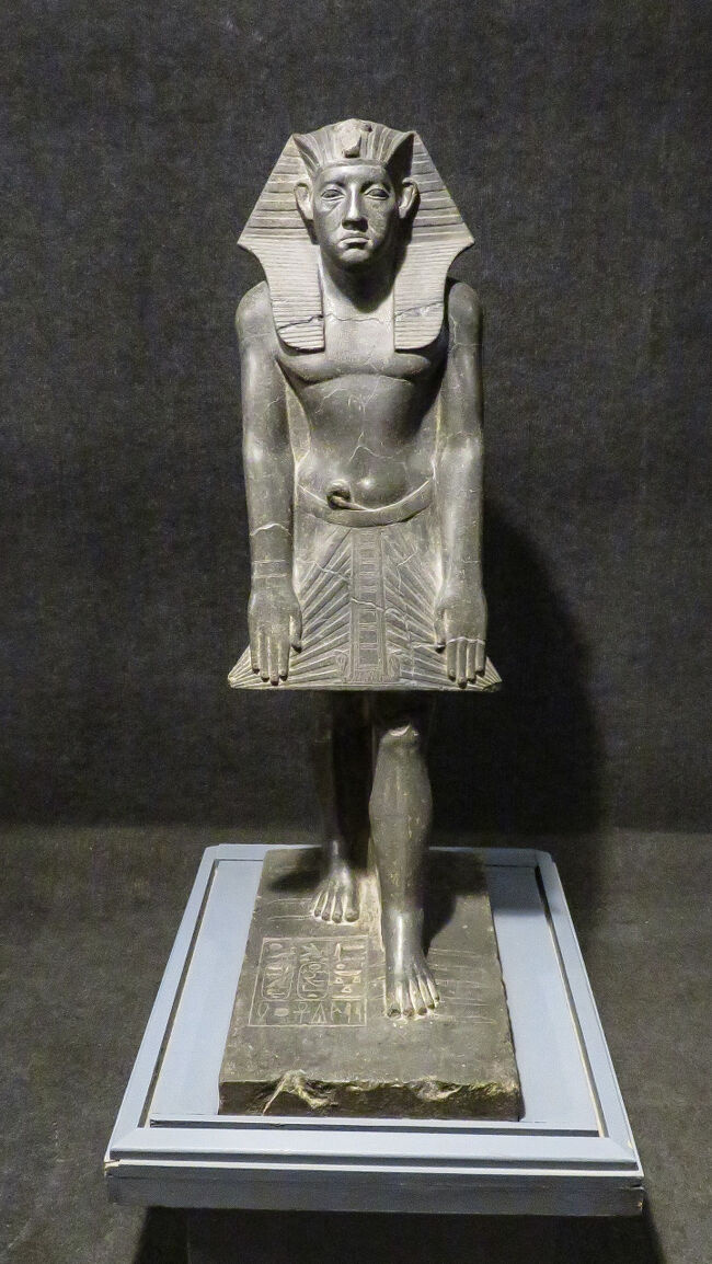 アメンエムハト３世の立像。