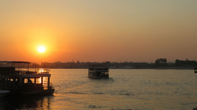 夜の開館時刻は午後５時なので、それまでの間博物館の目の前にある埠頭で夕日を眺めます。ナイル川をフェリーやファルーカが行き交います。