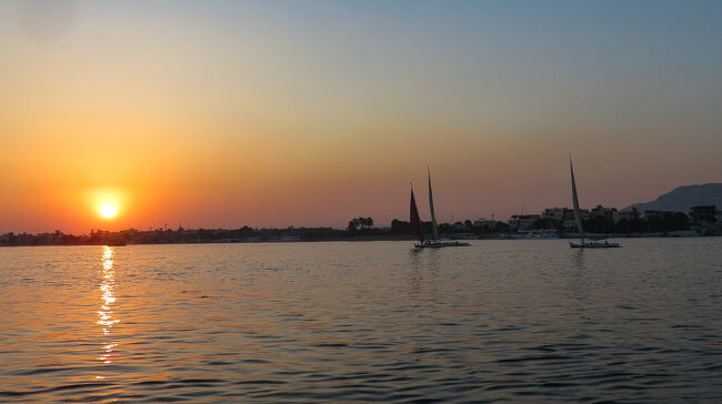夏の間は、王家の谷がある山の方角に日が没するのでしょう。<br />ナイル川西岸を彼岸（極楽浄土）として遺体を埋葬したという思いが良く理解できます。