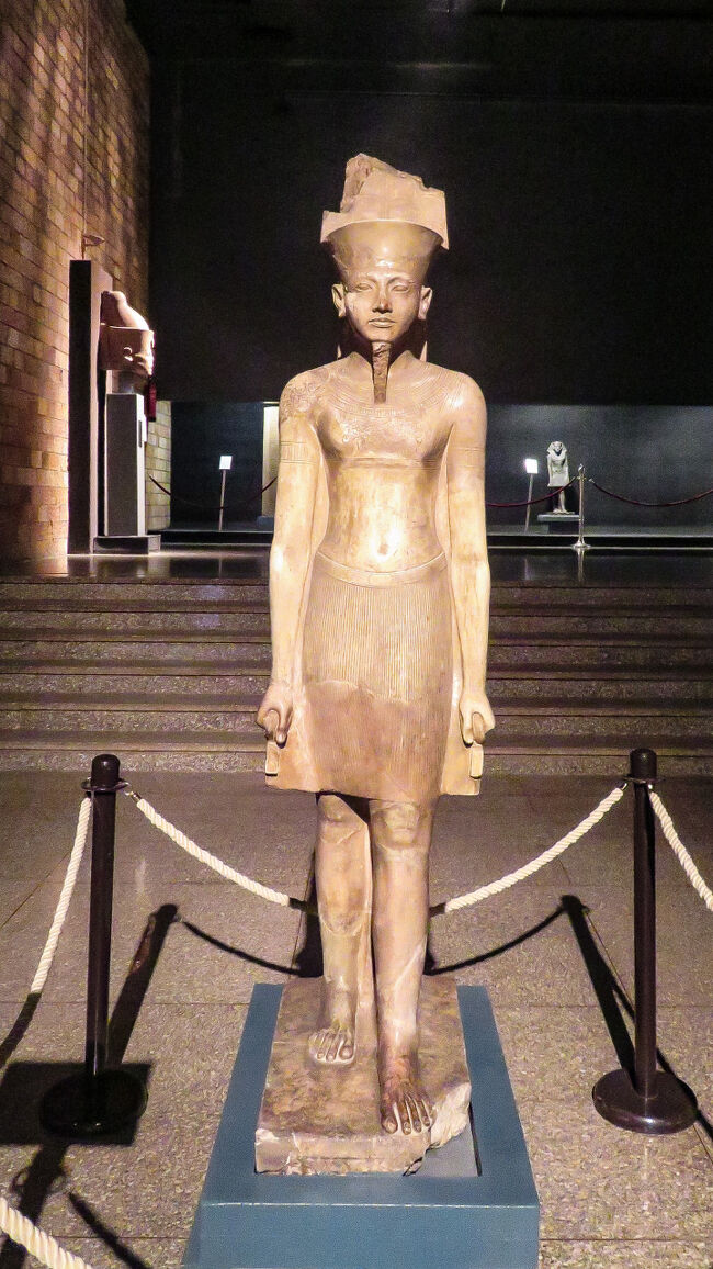 アムン神の立像。