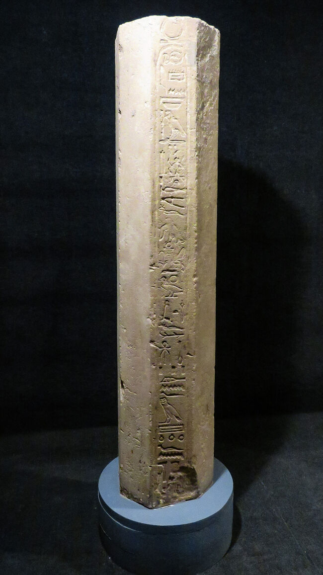 アンテフ２世の表記がある柱。<br />カルナック神殿で見つかったそうです。