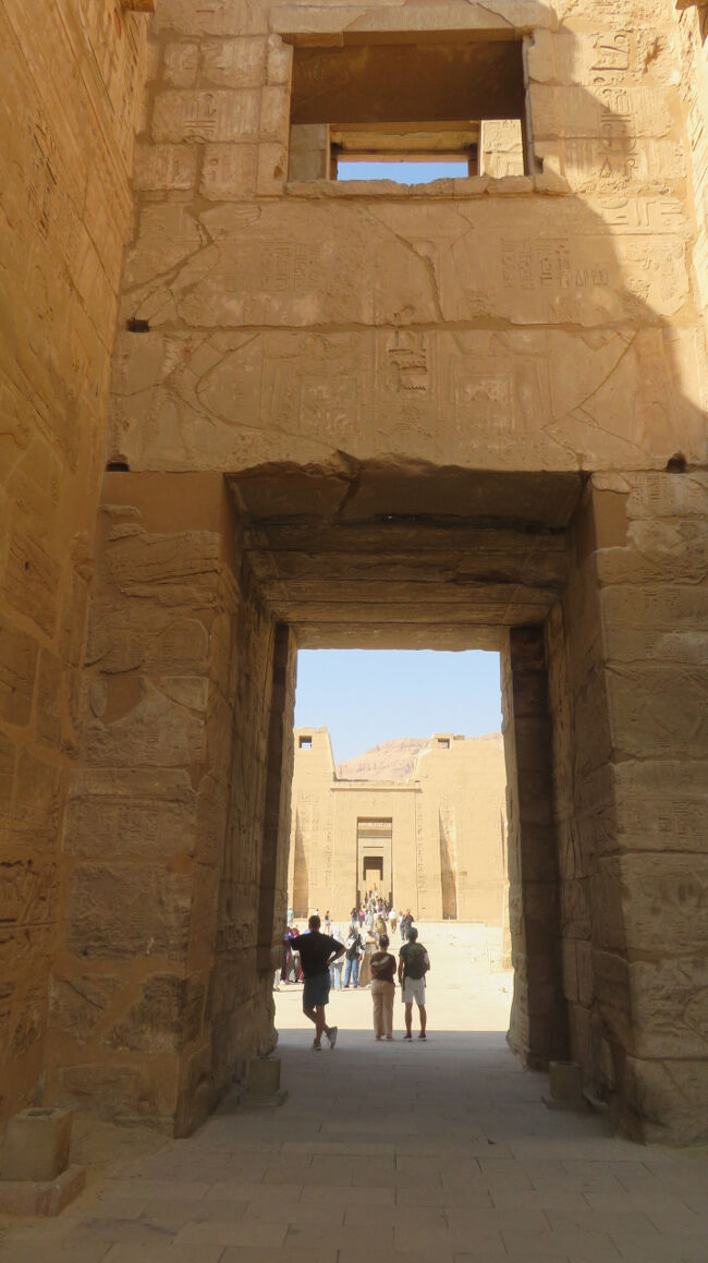 手前の門を過ぎると、