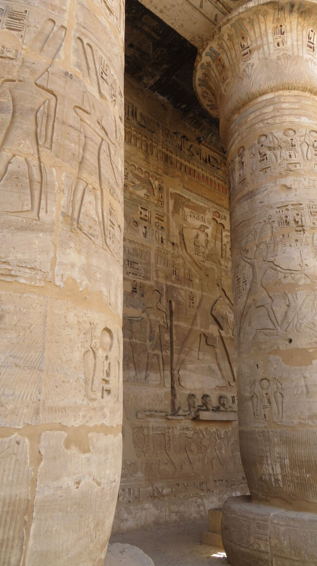 円柱や壁面にはレリーフがきれいに残っています。