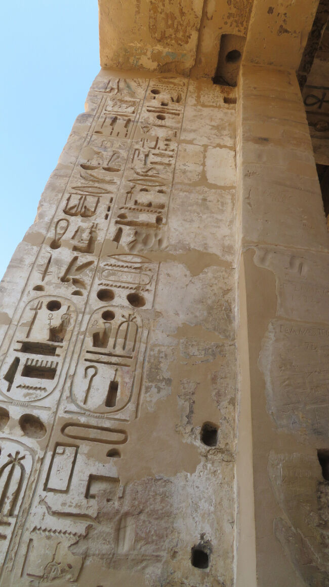 塔門には扉がついていたそうです。天井の隅にある穴に扉の支点となる部分が収まります。