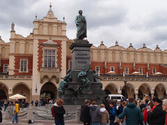 織物会館とアダム・ミツキエヴィッチ像です
中央広場の中央に建っています
このあたりは大勢の人がいます