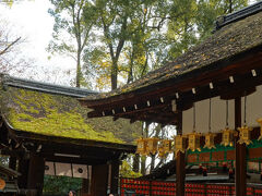 神門を振り返って。

かやぶきの屋根が苔や落ち葉で彩られている風情がいいですね。