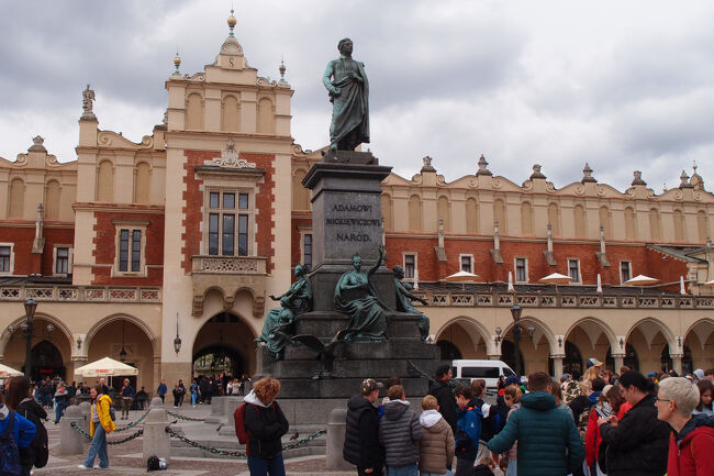 織物会館とアダム・ミツキエヴィッチ像です<br />中央広場の中央に建っています<br />このあたりは大勢の人がいます