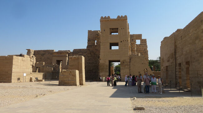 ３施設の見学を終え、遅い昼食をとりに向かいます。<br />朝西岸に来た時のように、北側の橋へ大きく迂回し、東岸の市街地に戻りました。<br />なぜ、東岸市街地と西岸の観光地を結ぶ橋を架けないのかガイドに聞いたところ、<br />「これが、システムさ。」<br />すなわち、両岸を結ぶフェリーや市街地からの送迎で生計を立てる人々の事も考えなければということ。考えさせられます。<br />