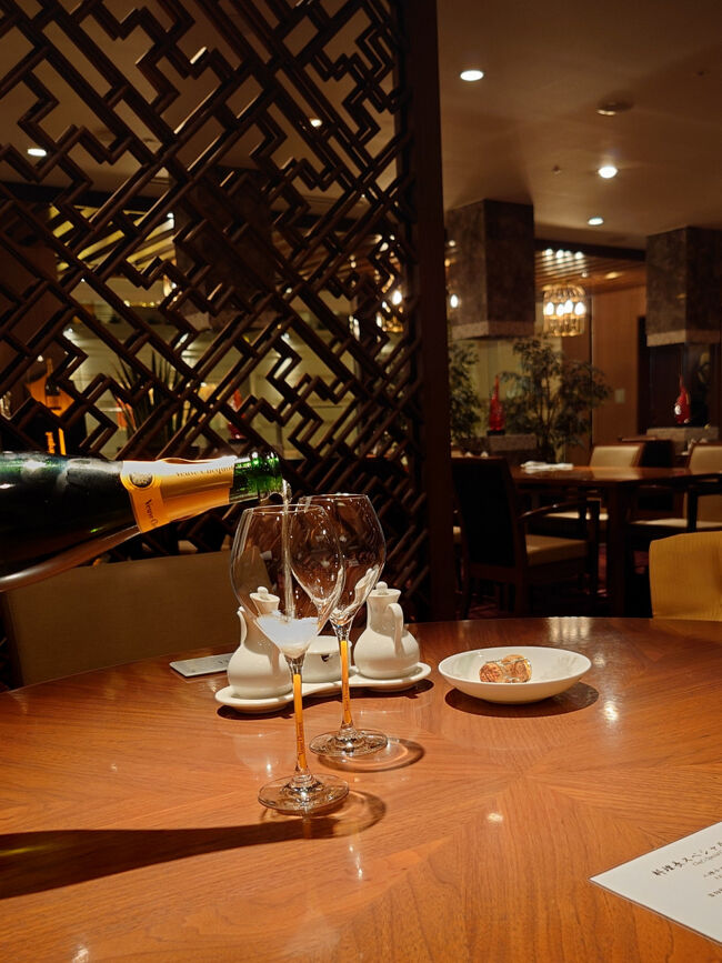 京都ブライトンホテル。何度か泊まりましたが、来年11月に改装されるとか。それを機に、中華の「花【門構えに耳】」は閉店となると聞いて、予約して行ってきました。<br /><br />シェフのおすすめメニュー。<br />せっかくなのでシャンパンを奮発。