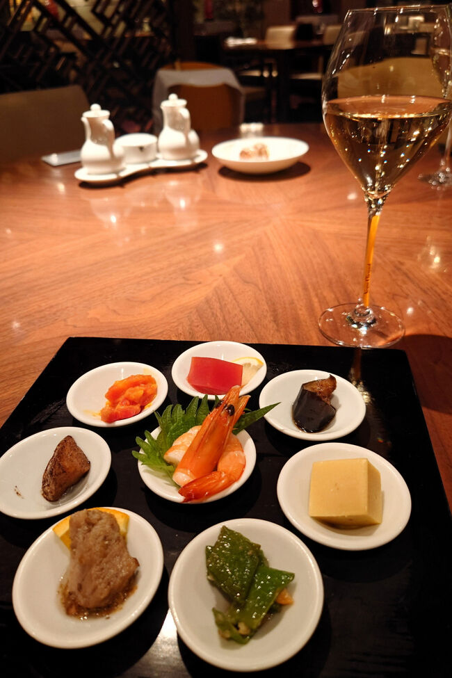 八種類の前菜。素材は和風だったりしても、どこかに中華のニュアンスがある味付け。どれもとてもやさしい味で、まさに京中華という感じ。シャンパンにもよくあいます。