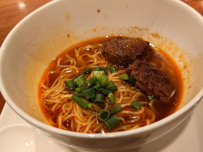 メインはチョイスできましたが、四川牛肉麵に。八角が効いていて、辛すぎないけれどスパイシーな味でした。