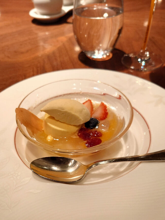 おしゃれなデザートまでいただいて。<br /><br />ゆっくりした空間の中でいただく高級中華もたまにはいいですね。