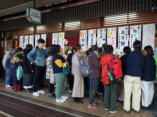 前回は行列が長すぎて断念した「出町ふたば」。今日は三重ぐらいだから待ってみることに。<br /><br />意外と行列は早く進むので、何を買おうかなあ、と考えているうちに最前列に。