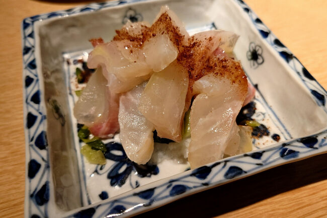 夕食は、今出川をずっと西に行ったところにある「蕎麦屋にこら」。<br />ナチュラルワインと一緒に一工夫された酒肴を楽しみます。<br /><br />鯛の昆布締めと蕪のカルパッチョ。（メニュー名は違うかも）
