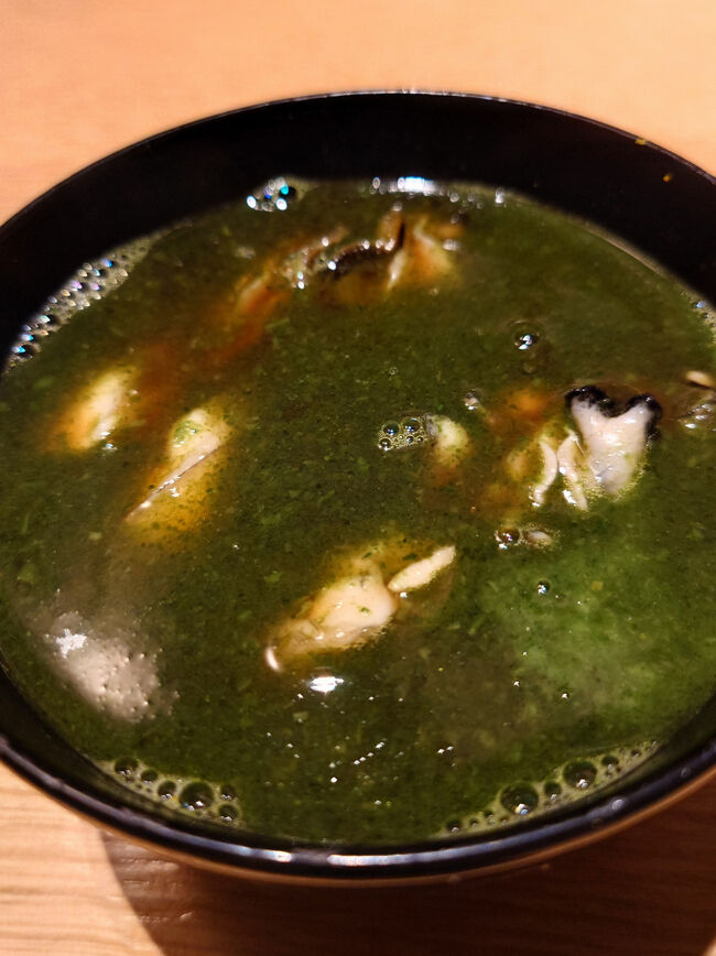 〆のお蕎麦は、牡蠣と春菊のつけ汁で。