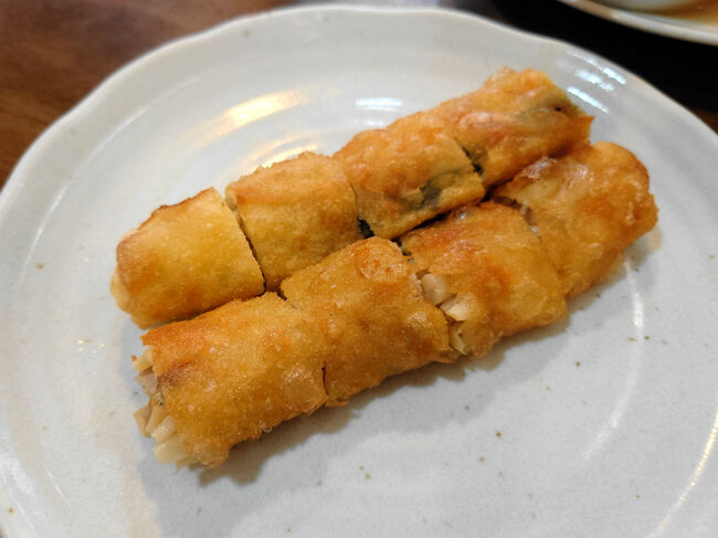 お昼は京都市役所からほど近い、町中華の「鳳泉」で。<br /><br />ずっと気になっていたけど、満席だったり、定休日だったりして、なかなか行けませんでした。<br /><br />まずはビールと春巻。これ、結構卵っぽい味でおいしい！