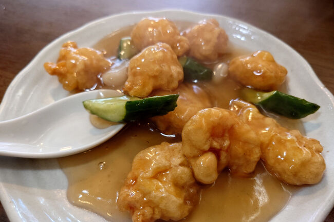 調子に乗って、注文を追加。<br /><br />蝦の甘酢。このお店はこうした餡かけのお料理が抜群だと思いました。