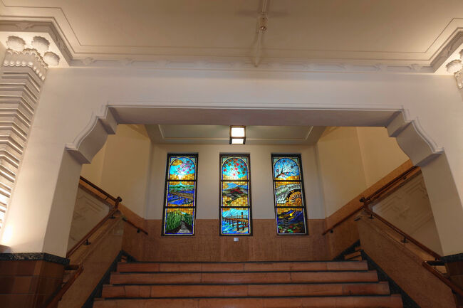 メインエントランスから見た階段。