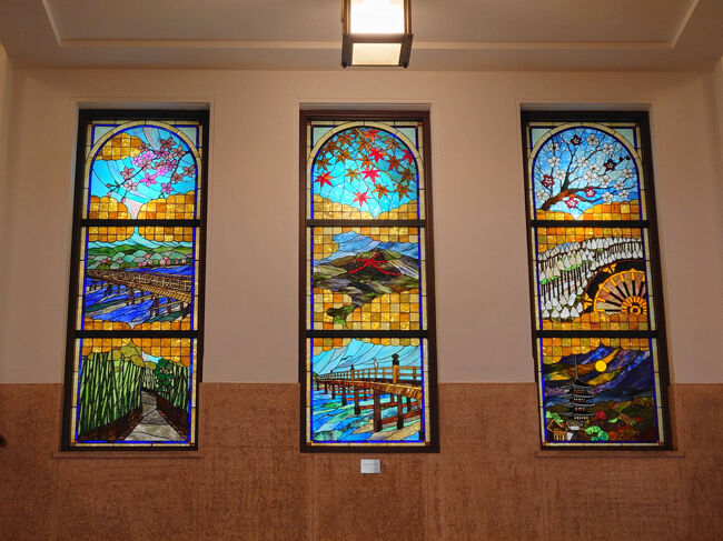 京都の四季を表現したステンドグラスが素敵ですね。