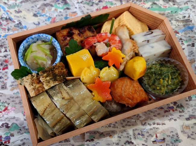 帰りは伊勢丹で予約していたお弁当をピックアップして新幹線へ。<br /><br />辻留のお弁当。ぎっしり詰まっていて、大満足でした。