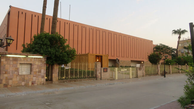 ホテルでひと休みした後は、ルクソール博物館を見学します。<br />夜の開館は午後５時からなので、それまでの間博物館の目の前にある埠頭で夕日を眺めます。