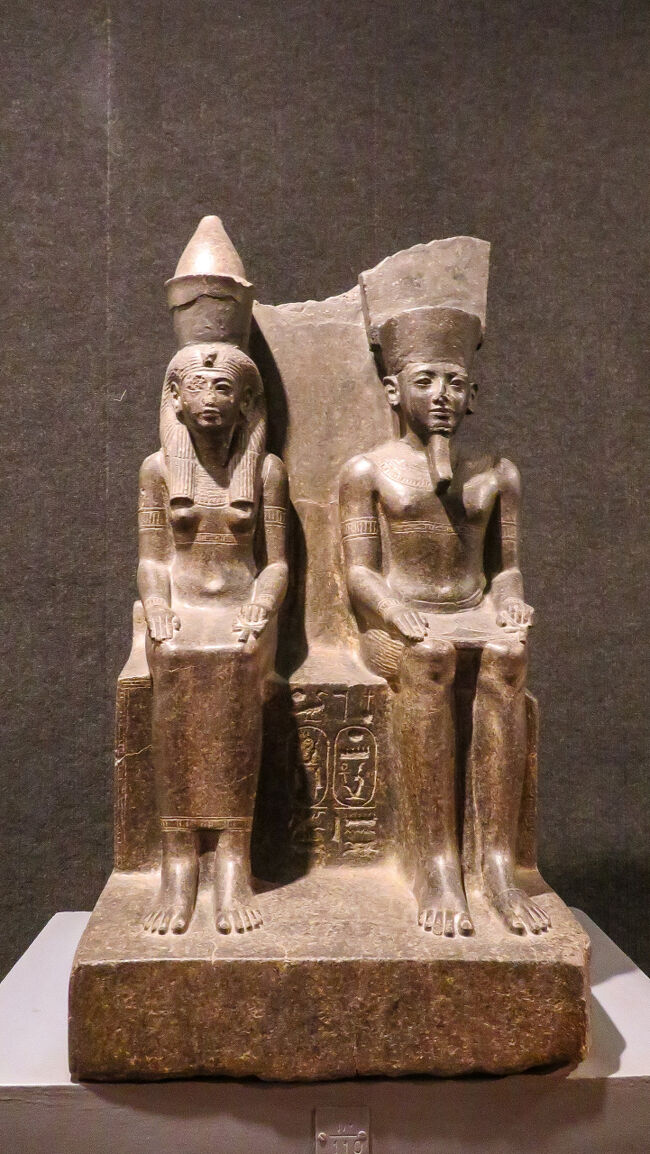 アムン神とムート神の座像。