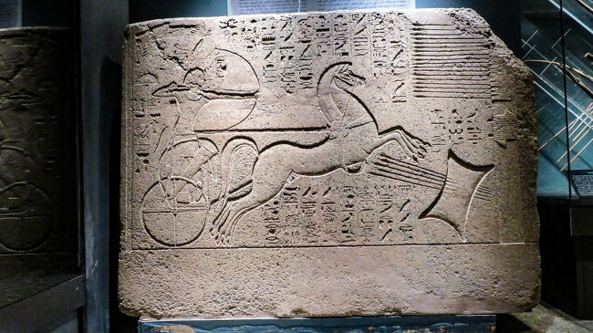 弓の練習をするアメンホテプ２世のレリーフ。