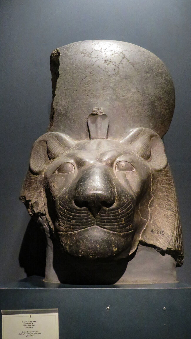 セクメト神（王を守護する女神）の頭像。