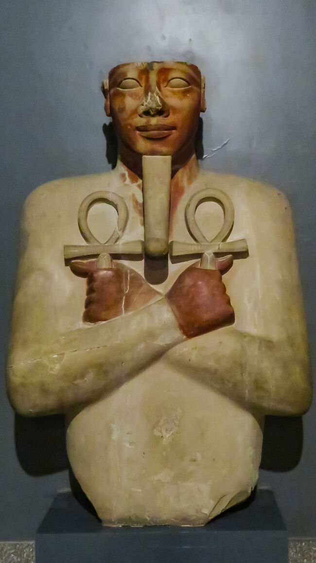 セソストリス１世の柱。