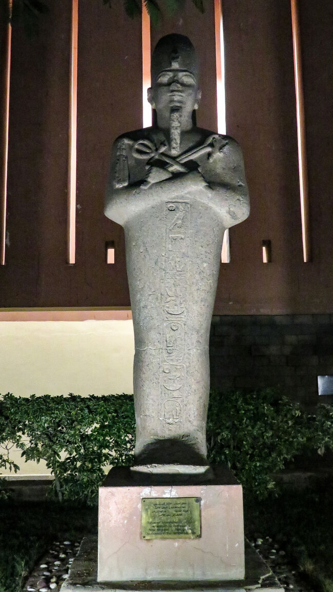 屋外にはアメンホテプ３世の立像。
