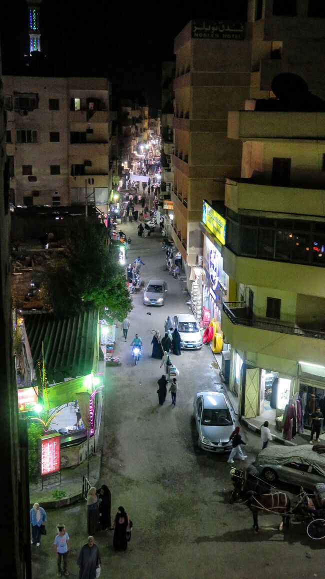 部屋からのスークの様子。夜になって買い物客で賑わってきました。