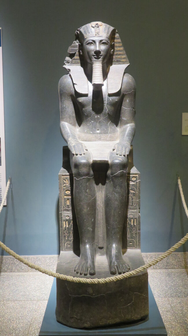 トトメス３世の座像。