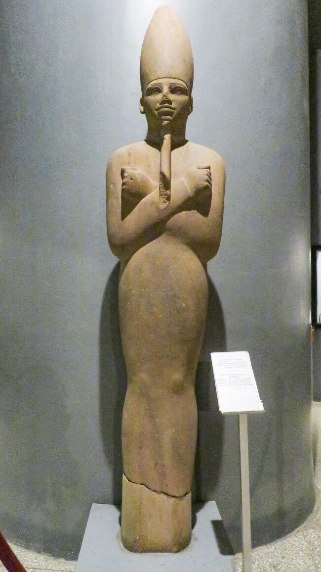 メンチュヘテプ３世の立像。