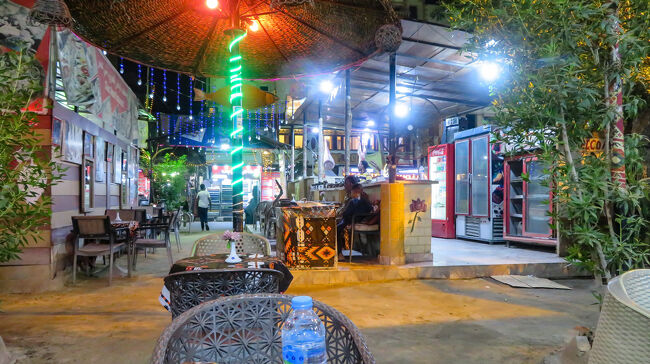 宿の目の前にあるカバブジレストランで夕食をとります。