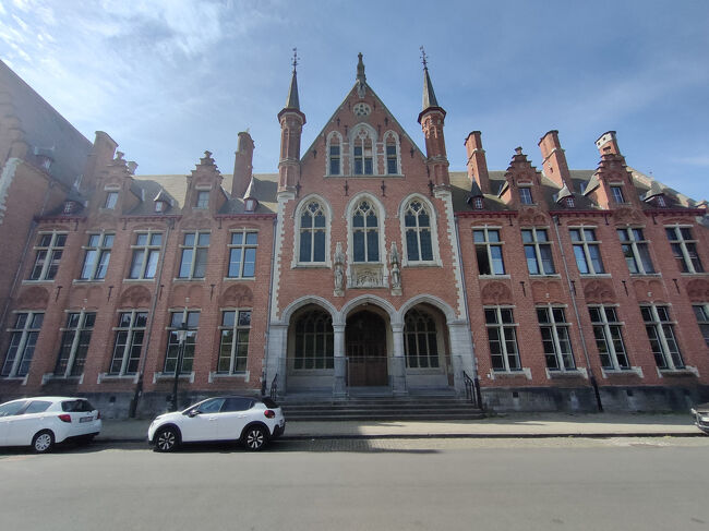 お城のような街並みを見ながら歩いて行くと