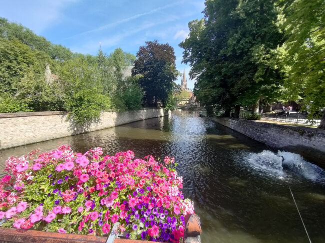 川辺にはお花が飾られていてきれい！