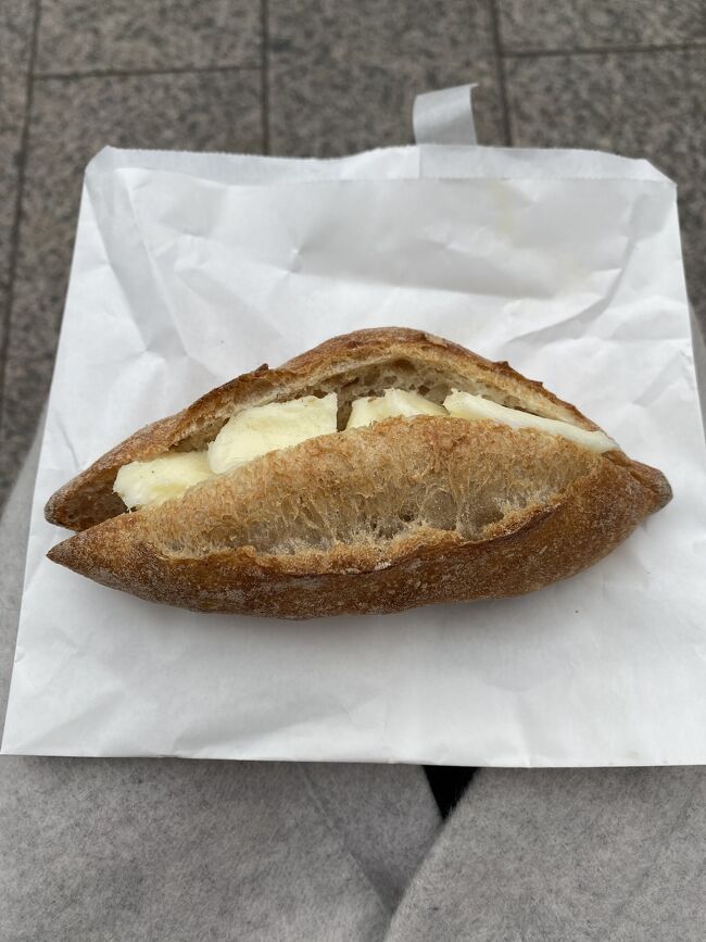 いくつかのパンを選んで<br />明太フランスを注文しようとしたら<br />焼き上がりは20分後との事なので<br />待ち時間に練乳フランスをいただきます。<br /><br />うーん。<br />体温でさらりと溶ける練乳バター。<br />硬めだけど噛みきれるハードパン。<br />正直なところ、至って普通です。<br />静岡市内の有名なハードパン専門店、<br />ハードケーの方が絶対に美味しい…(小声)