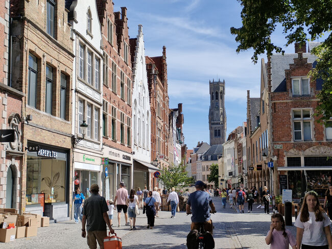 マルクト広場をめざしてメインの通りを歩いて行きます