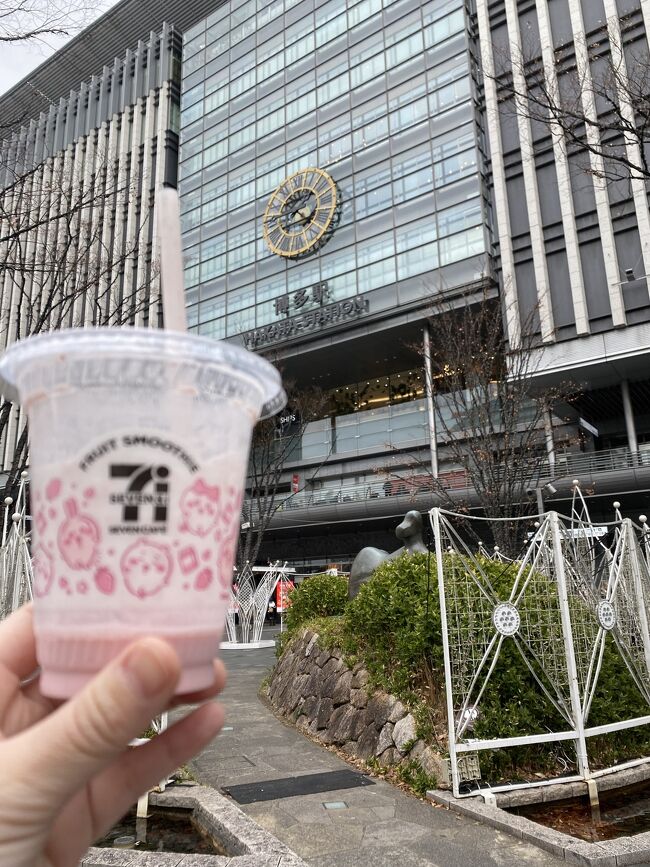 博多駅、ちょっとの休憩できない問題。<br />いつもカフェではお金もかかるし<br />お腹もちゃぷちゃぷになってしまう。<br />それに加えて博多駅周辺のコンビニには<br />イートインスペースがない…だと！？<br />仕方がないので寒空に耐えながら<br />クリスマスマーケットを眺めつつ<br />ちいかわいちごミルクをいただきます。