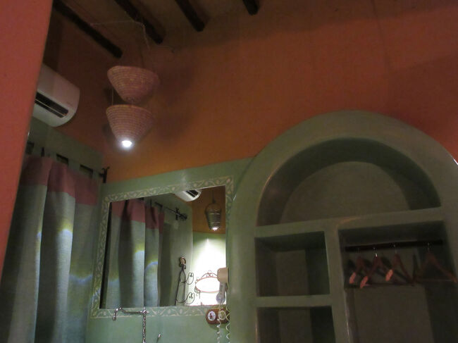 こんな薄暗い中でお化粧です。