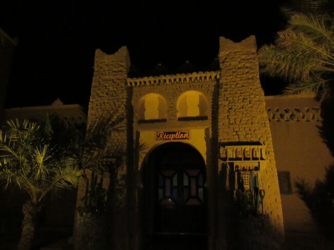 止まっているお部屋のある棟から携帯でライトをつけてロビーの棟に6時45分に集合します。モロッコにはベルべ人と言われる先住民の方たちが多くいます。そのベルベルさんがロビーにお迎えに来てくれていて、一昨日買ったパシュミナのスカーフを頭に巻いてくれました。夫には私の持参していた正方形のスカーフを貸しましたが、長さが足りず、ベルベルさんのようには負けませんでした。しかし、とにかく寒いし、砂がかかるかなと思い、三角に折ってネッカチーフのように結び、皆さんに大笑いされながら出発しました。