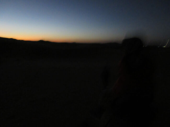 みんなで足元を照らしながらホテルを出てラクダさんたちの待っているところまで歩きます。砂に足をとられます。