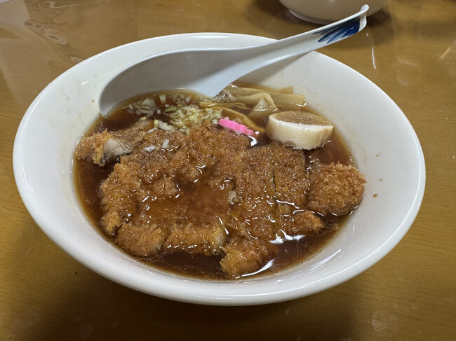 少し遠方で名寄のひぐま食堂<br />羆は今年猛威を振るいましたが、こちらのお店は優しいおねーさま二名での営業です<br />注文は毎回トンカツラーメン<br />時間が掛かりますよ、と言われますがトンカツ美味しいしね～