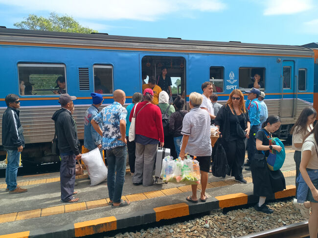 いくつもの国の列車に乗りましたが、日本ほどプラットフォームが高い国はそうありません。<br />降車する人はそのまま線路をまたいで、駅舎に向かいます。