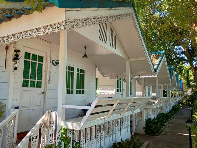 今日の宿泊は市街地を外れたところに建つ「Baan Luang Harm」です。（3,824円/泊）<br />バンガロー風のつくりで、リゾート感があります。