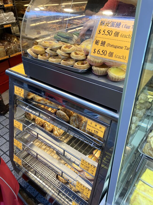 日本に持って帰るパンを買いにきました。ここはエッグタルトが２種類あるんだ～。メロンパンもミニサイズとか、叉焼入りとか、バターを挟んだのもあるよ。現金オンリーでちょっと焦ったけど足りた！<br /><br />聖羅蘭餅屋<br />118 Belcher's St, Sai Wan, 香港