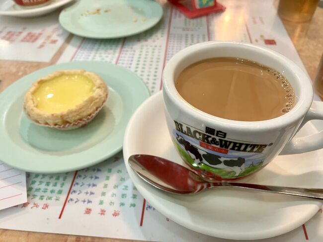 初日に買った水の終わりが見えてきたので、やっと奶茶。濃くて目が覚める～<br /><br />そしてホテル周辺をウロウロ…最終日になって発見するお店あるよね…<br /><br />聯華茶餐廳<br />28 Centre Street, 28 Centre St, Sai Ying Pun, 香港