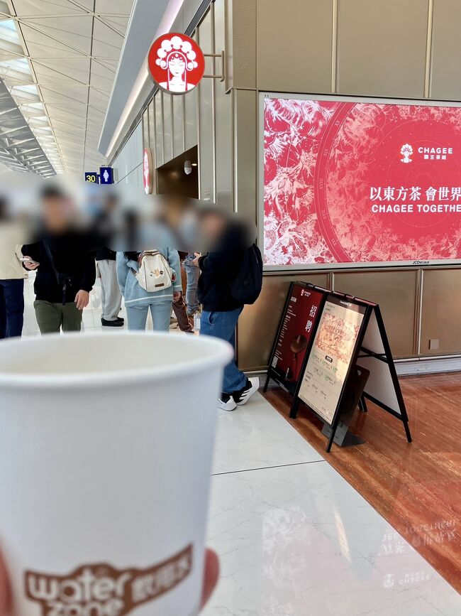 まだまだ時間はあるけど、CHAGEEの行列をみながらここでも水(無料)で過ごす。