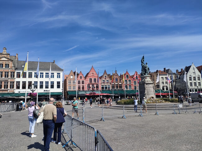 広場の中には英雄の像が建っています